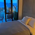 Luxury Dt, 2 Bedroom Deal, Private Balcony, Full Kitchen, Gym - Free Parking