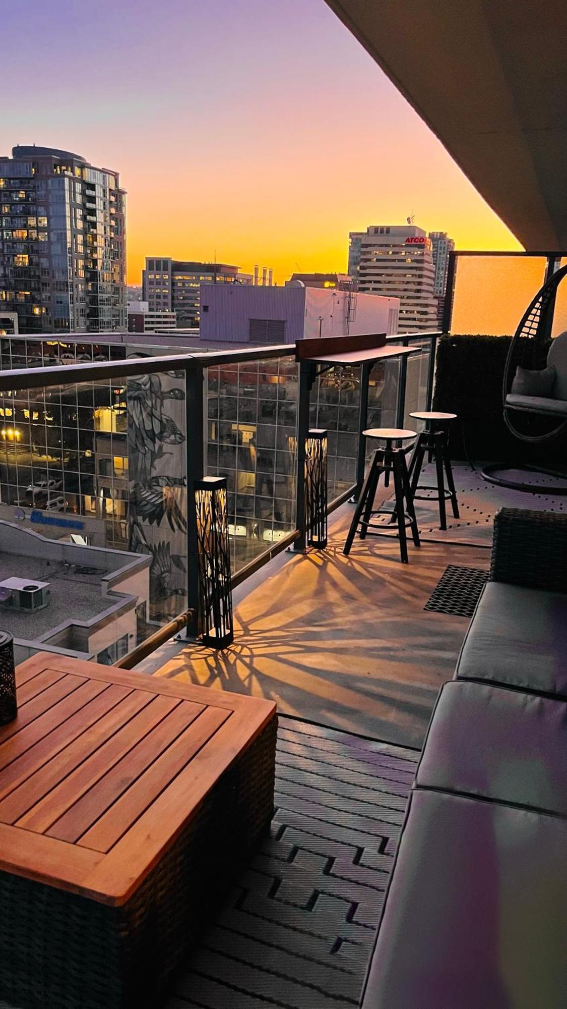 Luxury Dt, 2 Bedroom Deal, Private Balcony, Full Kitchen, Gym - Free Parking * Calgary